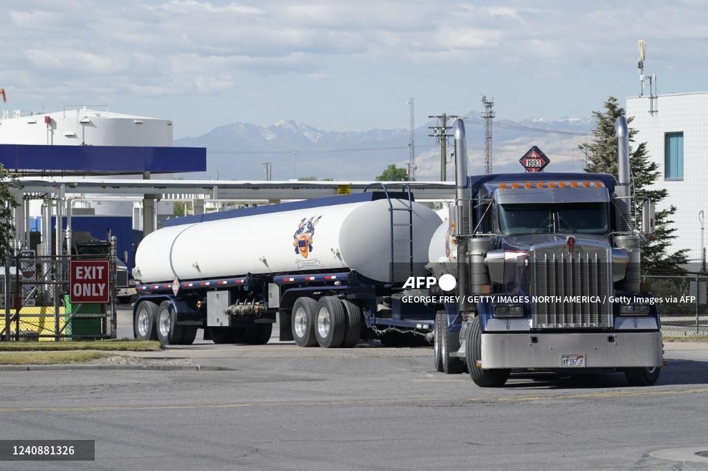 Xe tải chở xăng và dầu diesel tại nhà máy lọc dầu Marathon ở thành phố Salt Lake, Utah, Mỹ. Ảnh: AFP