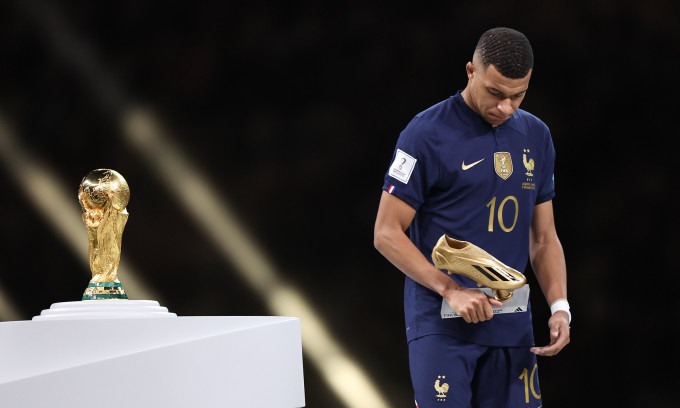 Mbappe lặng lẽ đi qua chiếc cúp vàng.  Ảnh: AFP