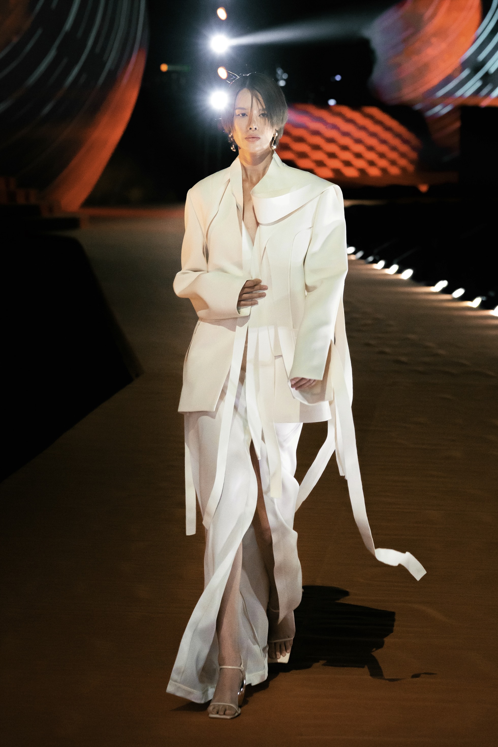 Người mẫu Hà Kino trong thiết kế blazer sử dụng kỹ thuật phá cấu trúc (deconstruction) của phương Tây với ve cổ vắt ra sau tạo điểm nhấn. Ảnh: Đại Ngô