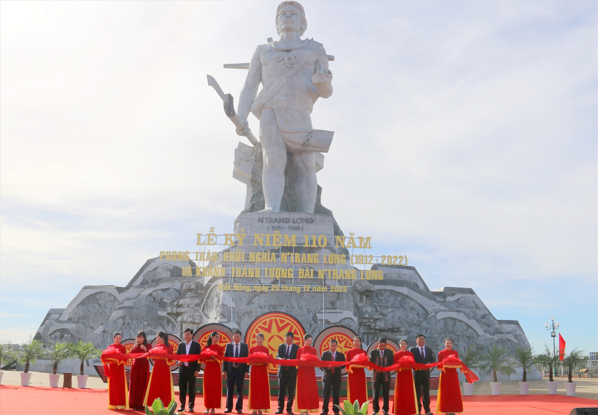 Các lãnh đạo Tỉnh ủy, Hội đông Nhân dân, UBND, Ủy ban Mặt trận tỉnh Đắk Nông cắt băng khánh thành tượng đài N'Trang Lơng. Ảnh: Dương Phong