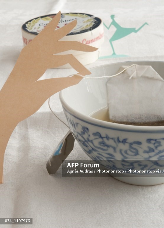 Pha trà là bước đầu tiên khi tiến hành làm trà phô mai. Ảnh: AFP
