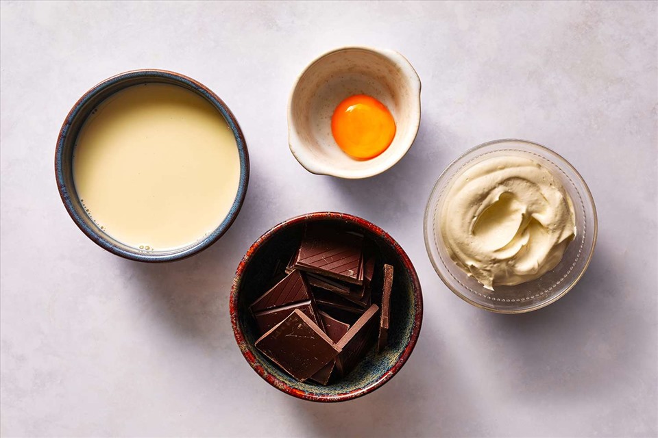 Nguyên liệu làm socola nóng với lòng đỏ trứng kiểu Viennese khá đơn giản, dễ tìm thấy ngay tại nhà. Ảnh: Xinhua