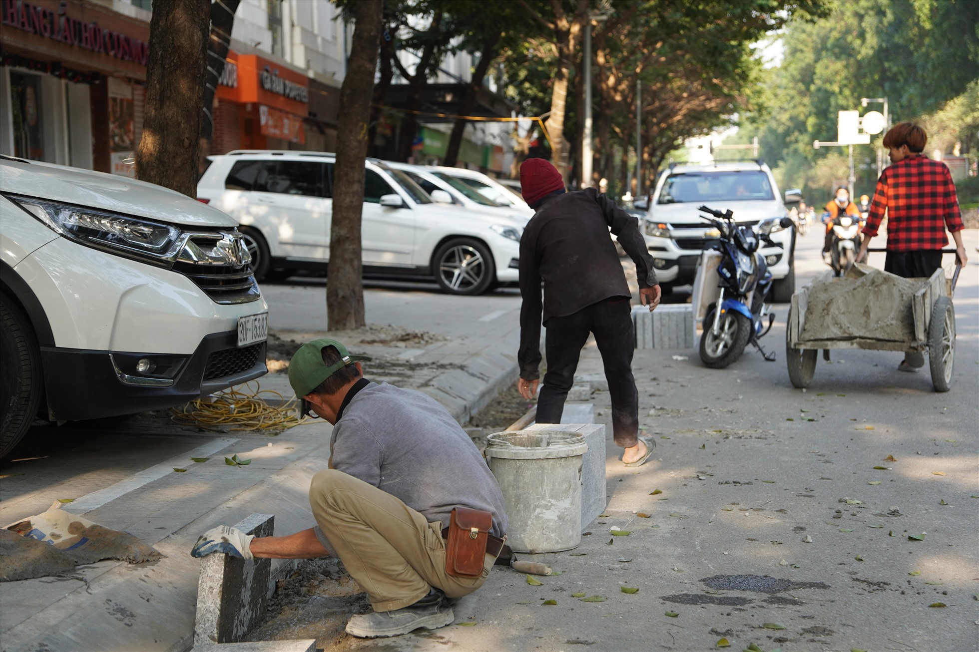 Nhiều đoạn vỉa hè vừa thi công ô tô đã leo lên đỗ