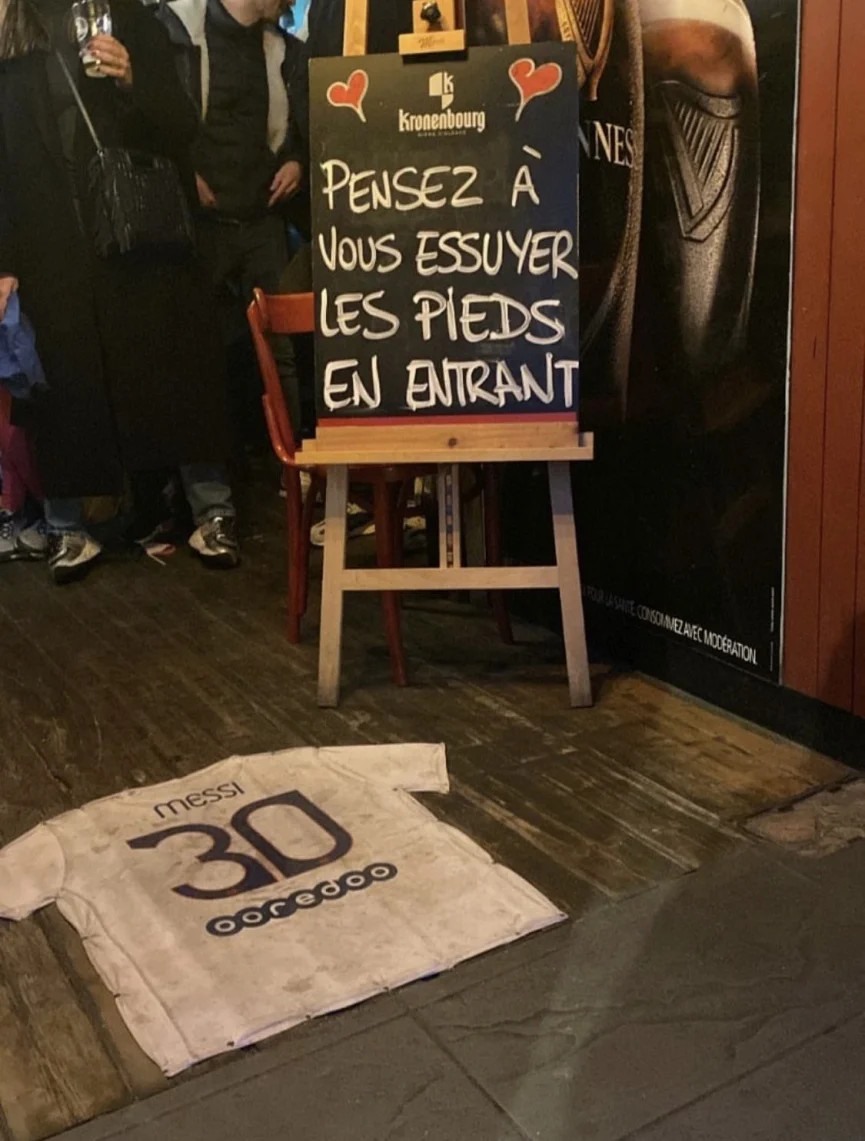 Chiếc áo số 30 của PSG in tên Messi biến thành thảm chùi chân của một quán bar tại Pháp.  Ảnh: Instagram