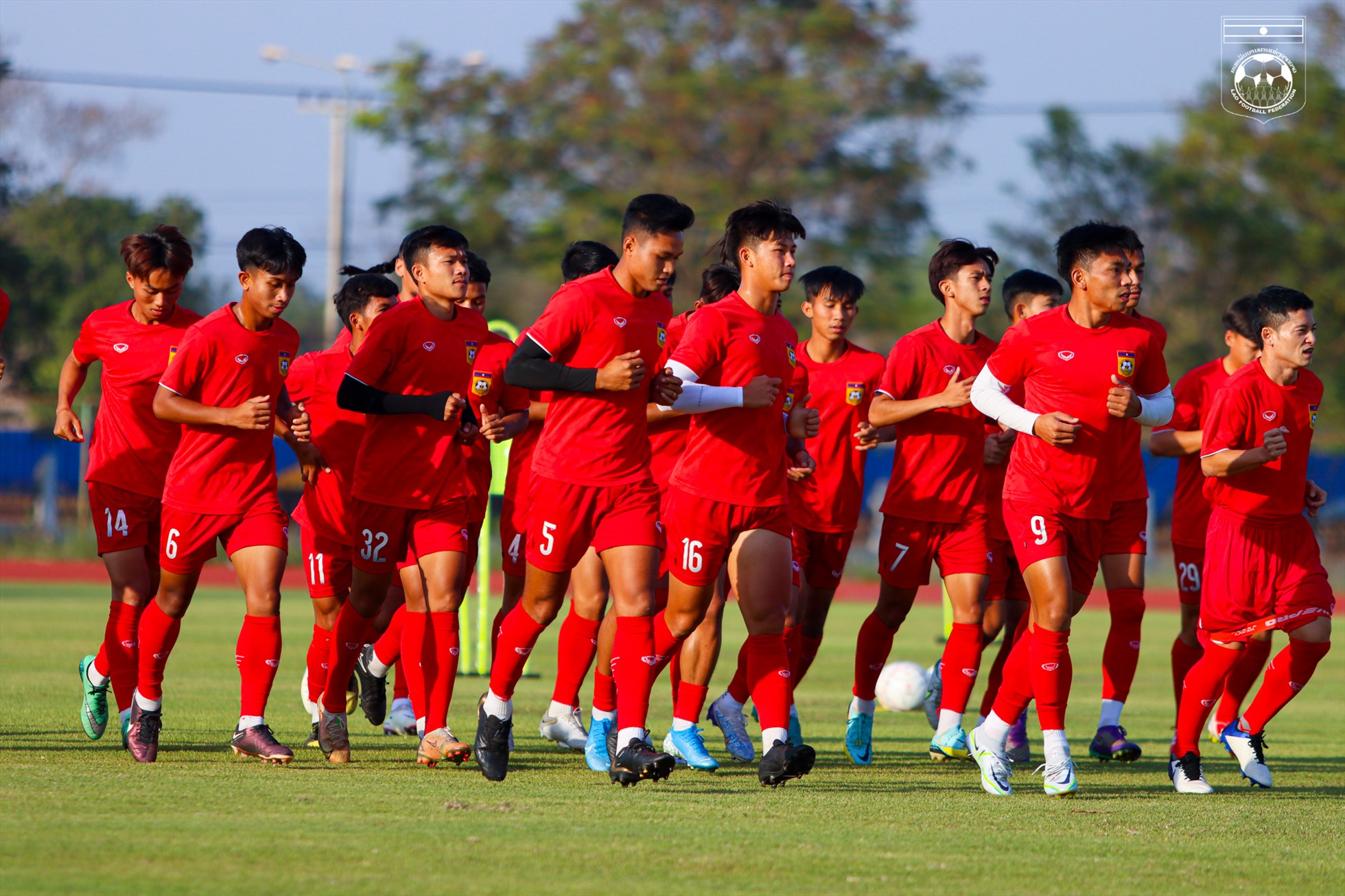 Đội tuyển Lào tích cực tập luyện trước thềm AFF Cup 2022. Ảnh: LĐBĐ Lào
