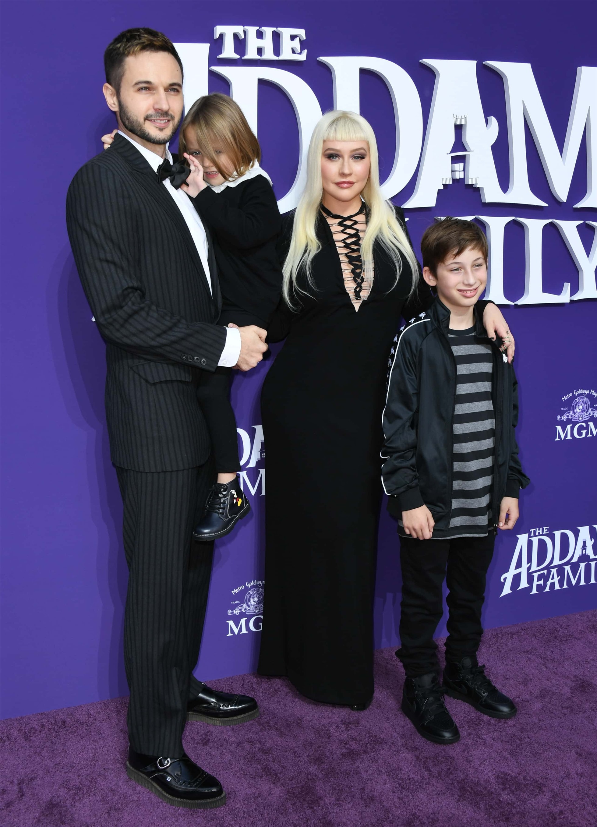 Aguilera cùng chồng sắp cưới, con gái và con trai riêng của mình với chồng cũ. Ảnh: Us Weekly