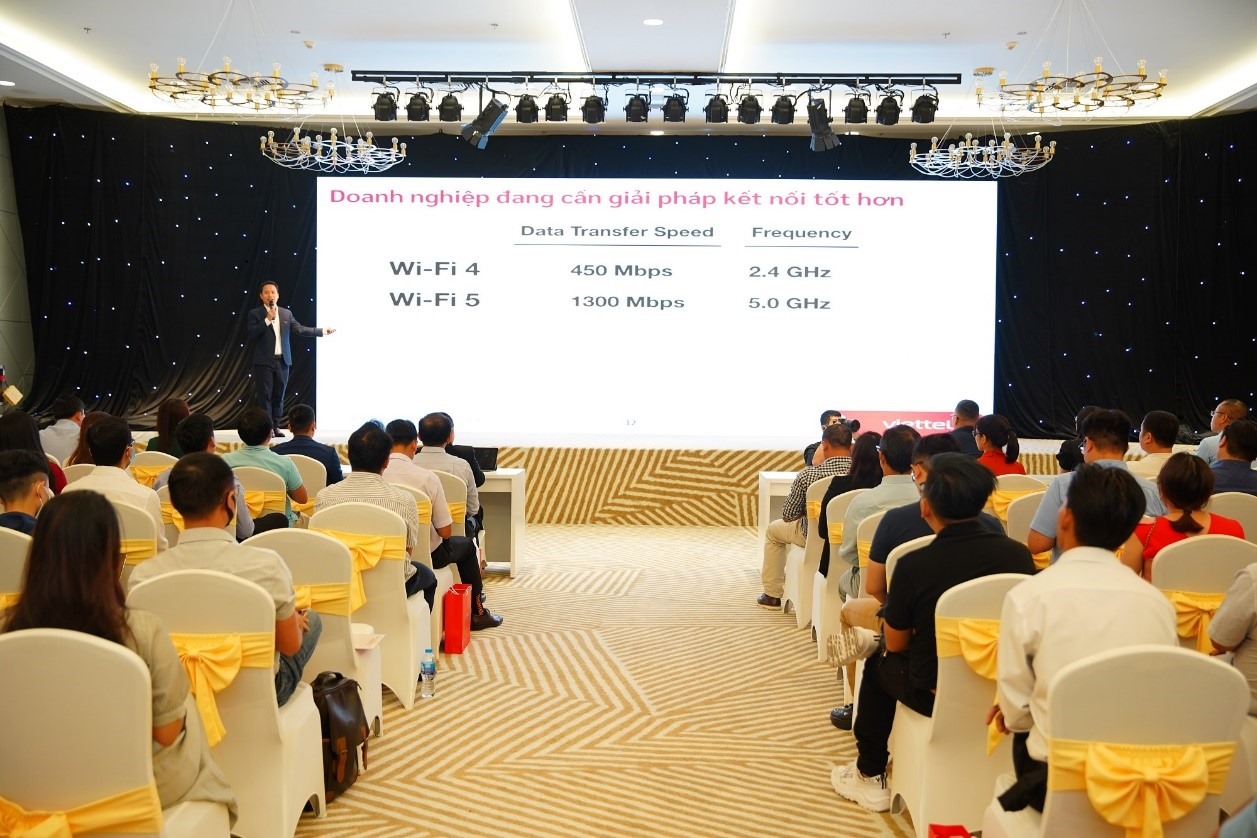 Hơn 100 doanh nghiệp vừa và nhỏ tại TPHCM tham dự sự kiện ra mắt giải pháp WiFi 5in1 và giới thiệu hệ sinh thái chuyển đổi số doanh nghiệp của Viettel.  Ảnh: Viettel cung cấp