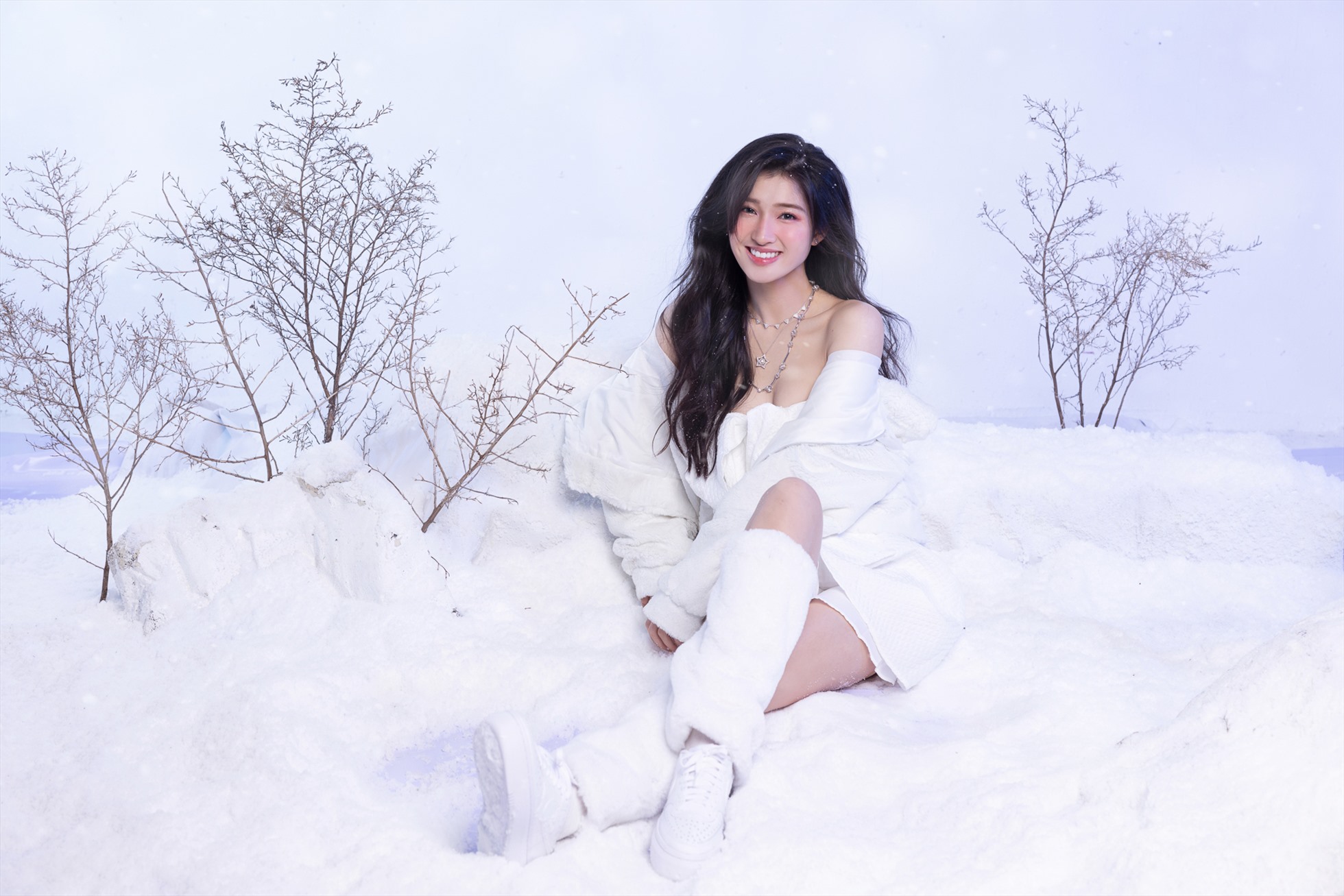 Trong bộ ảnh đầu tiên, nàng hậu sinh năm 2002 khoác trên mình bộ trang phục mùa đông trẻ trung và năng động với một không gian tràn ngập tuyết rơi cực lãng mạn.