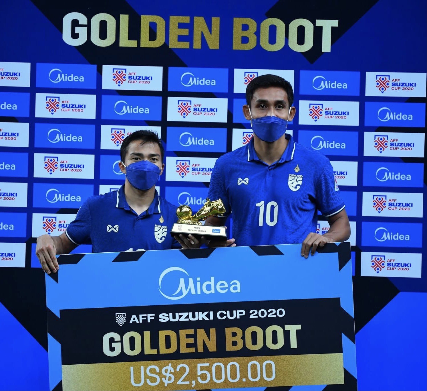 Chanathip Songkrasin (trái) là cầu thủ duy nhất 3 lần nhận danh hiệu cầu thủ hay nhất AFF Cup. Năm nay, anh không dự AFF Cup 2022. Ảnh: Siam Sports