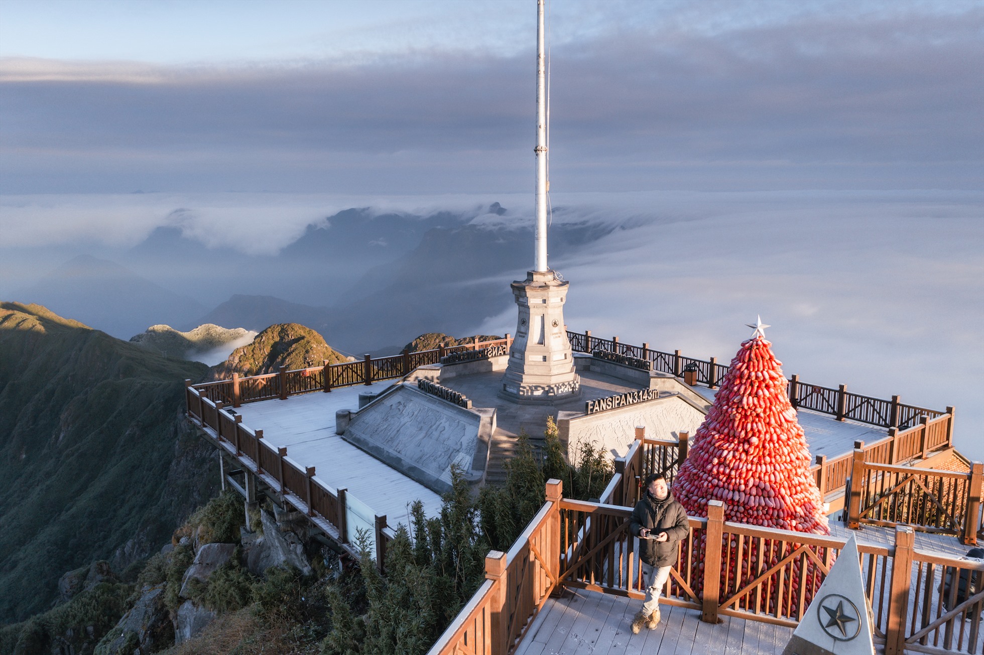 Theo ghi nhận từ nhân viên khu du lịch Sun World Fansipan Legend, đỉnh Fansipan đã xuất hiện băng giá từ 7h sáng ngày 17.12, nhiệt độ đo được là -2 đến -1 độ C. Từ 16h ngày 17.12 đến nay, băng vẫn đang tiếp tục kết dày từ độ cao 2.800 m, phủ trắng núi rừng Hoàng Liên Sơn.