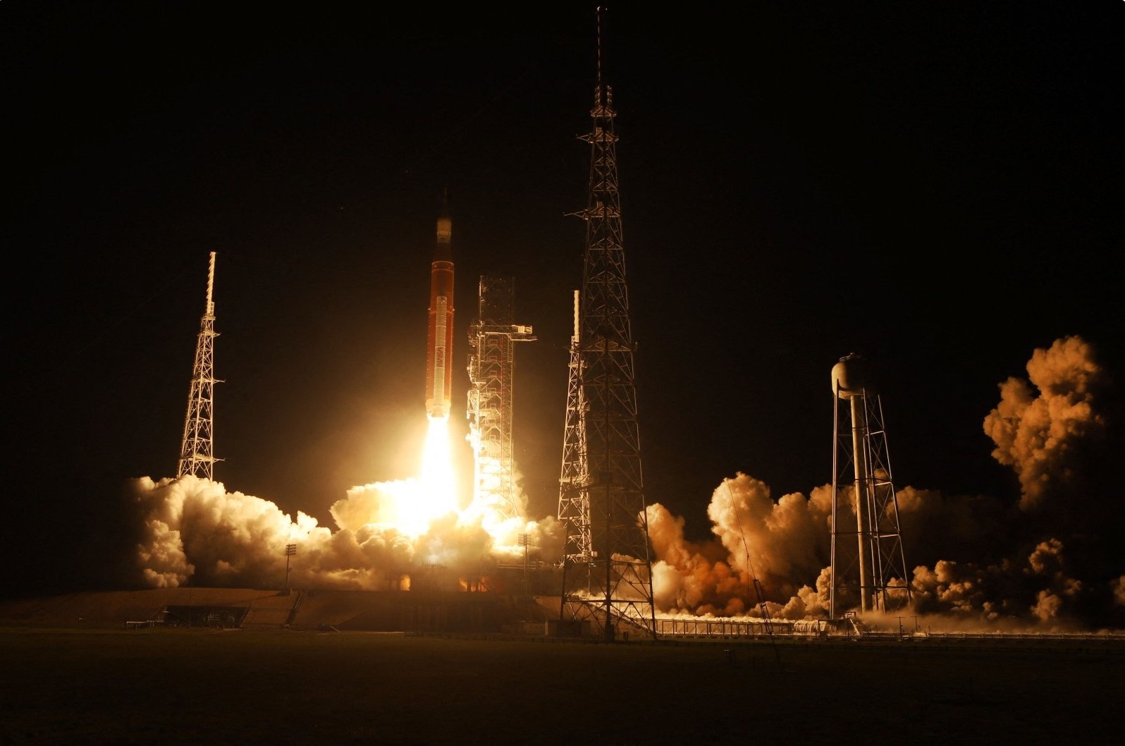 Tên lửa SLS của NASA rời bệ phóng, đưa tàu Orion vào vũ trụ. Ảnh: AFP
