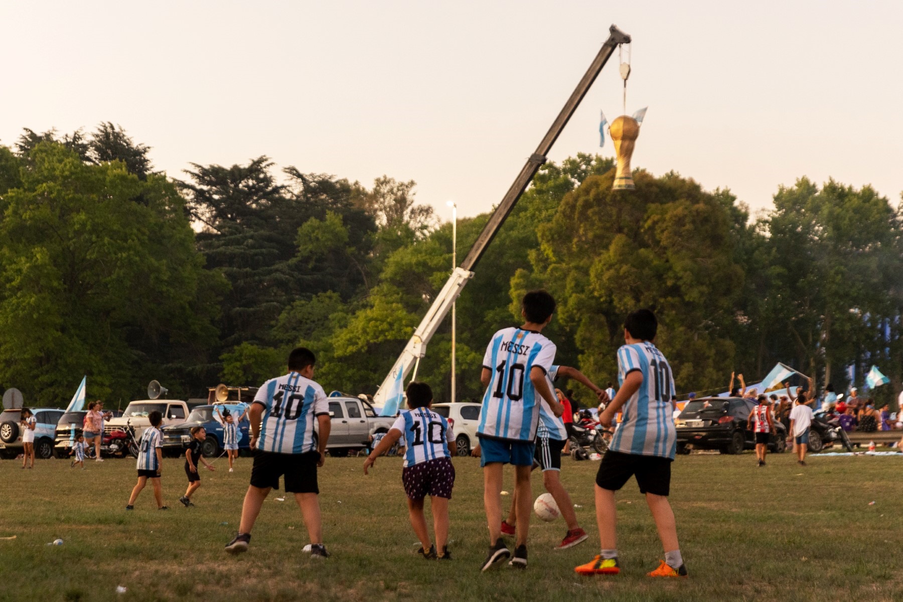 Theo kế hoạch, đội tuyển Argentina sẽ về đến Buenos Aires vào tối 19.12 (giờ địa phương). Nhưng từ rất sớm, người hâm mộ đã tập trung, tổ chức các hoạt động để chào đón đội.