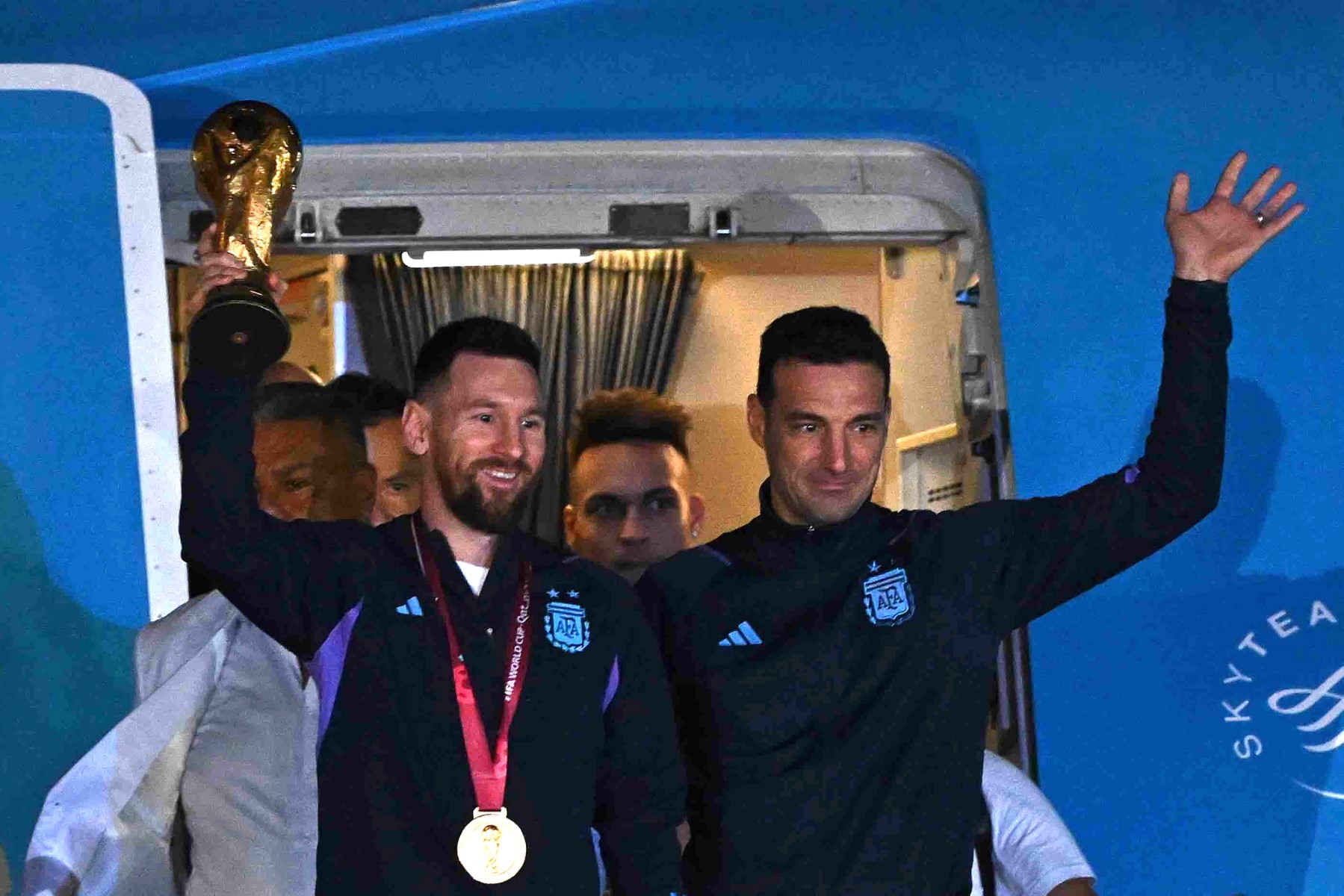 Lá cờ Argentina xuất hiện ở buồng lái. Huấn luyện viên Lionel Scaloni và Messi là 2 người đầu tiên bước ra.