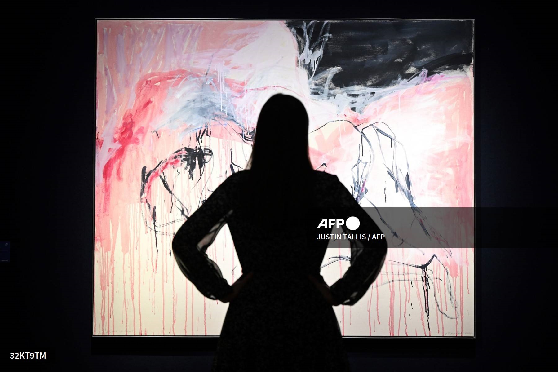 Khách tham quan xem tác phẩm nghệ thuật “Like a cloud of Blood” của họa sĩ người Anh Tracey Emin trong một sự kiện của hãng đấu giá Christie's ở London, Anh tháng 10.2022. Ảnh: AFP