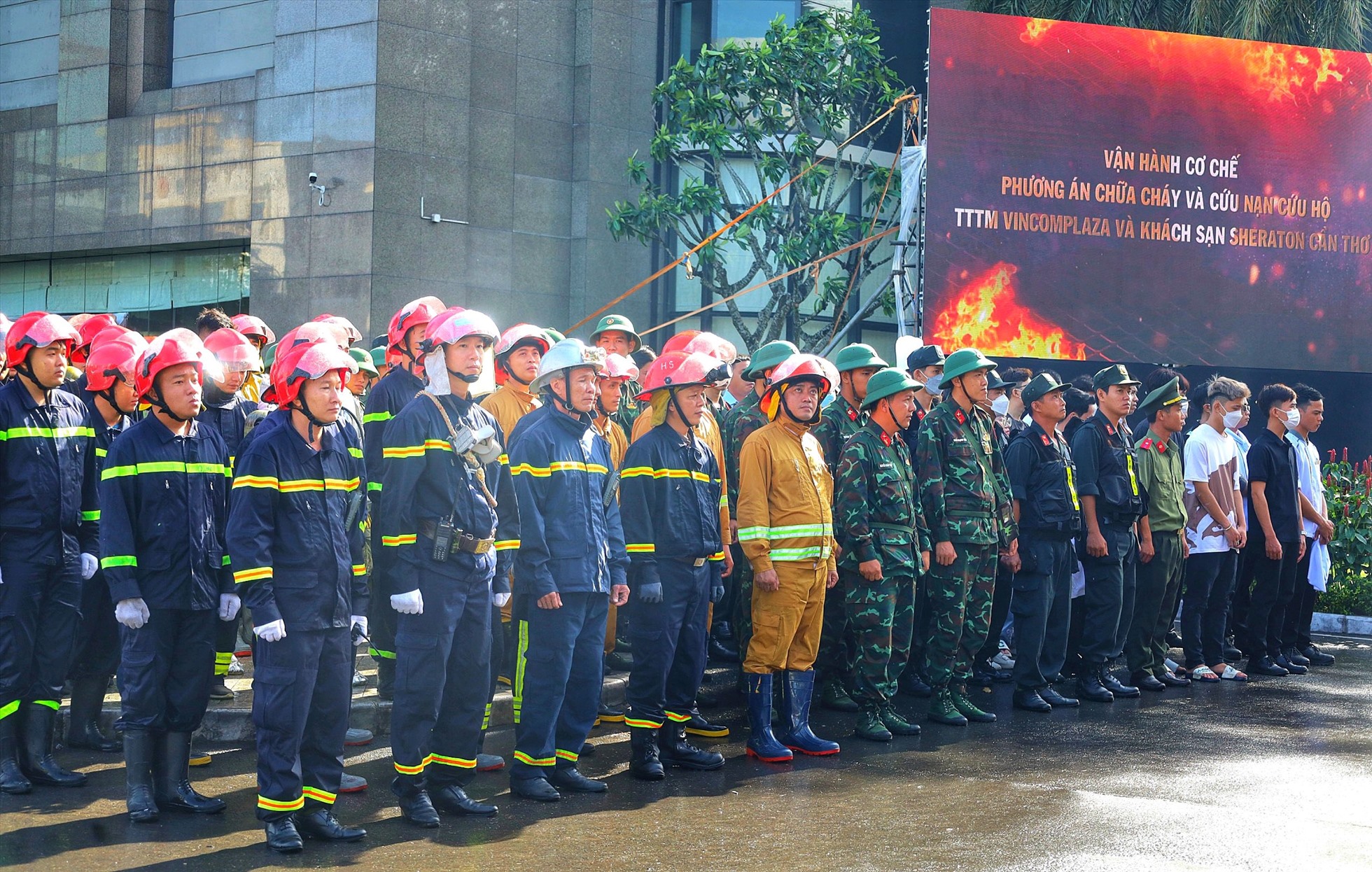 Ngày 20.12, UBND TP. Cần Thơ tổ chức thực tập phương án chữa cháy và phương án cứu nạn, cứu hộ cấp thành phố năm 2022.