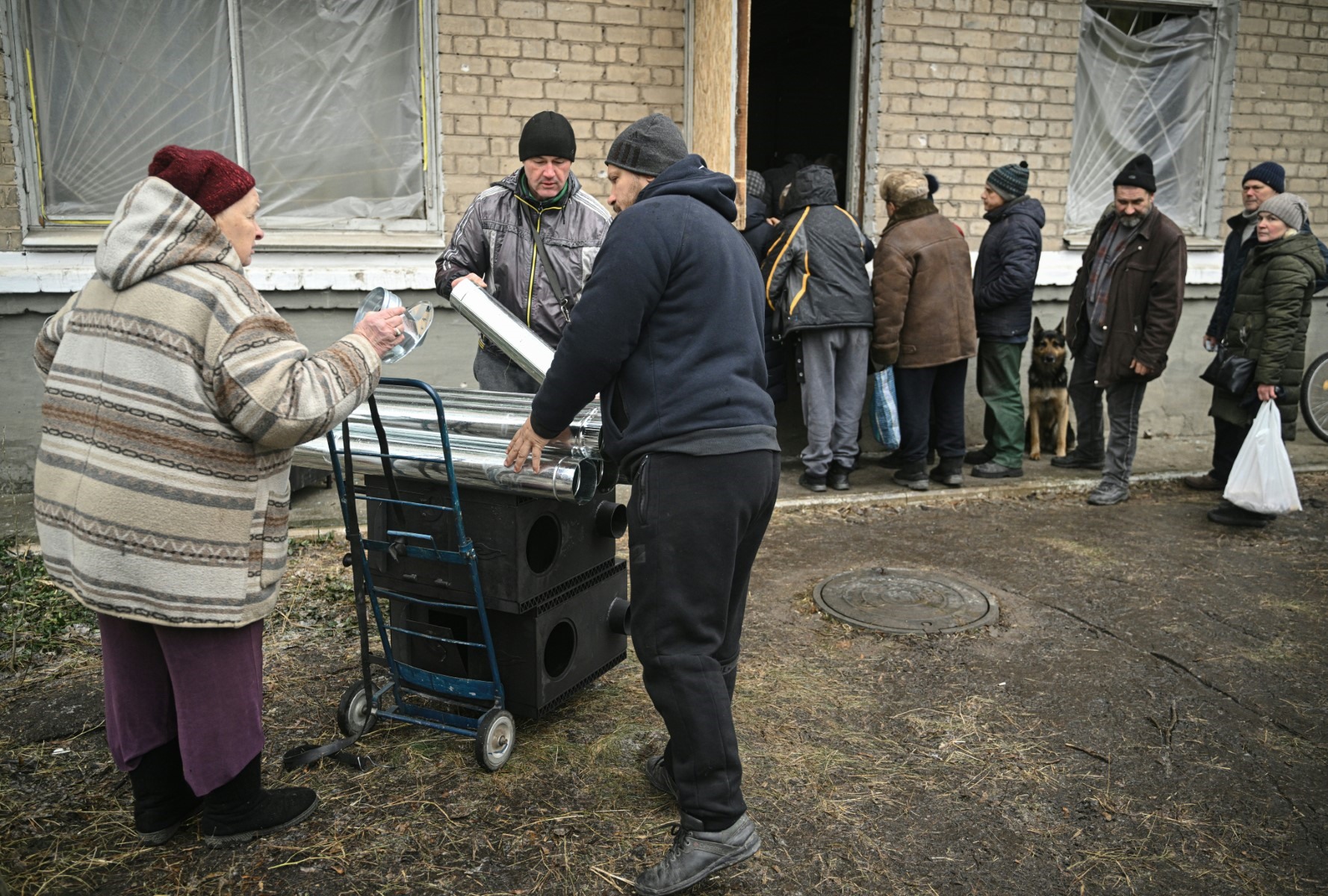 Người dân địa phương nhận được bếp lò đốt củi như hàng viện trợ nhân đạo ở thị trấn tiền tuyến Bakhmut, vùng Donetsk vào ngày 16 tháng 12 năm 2022