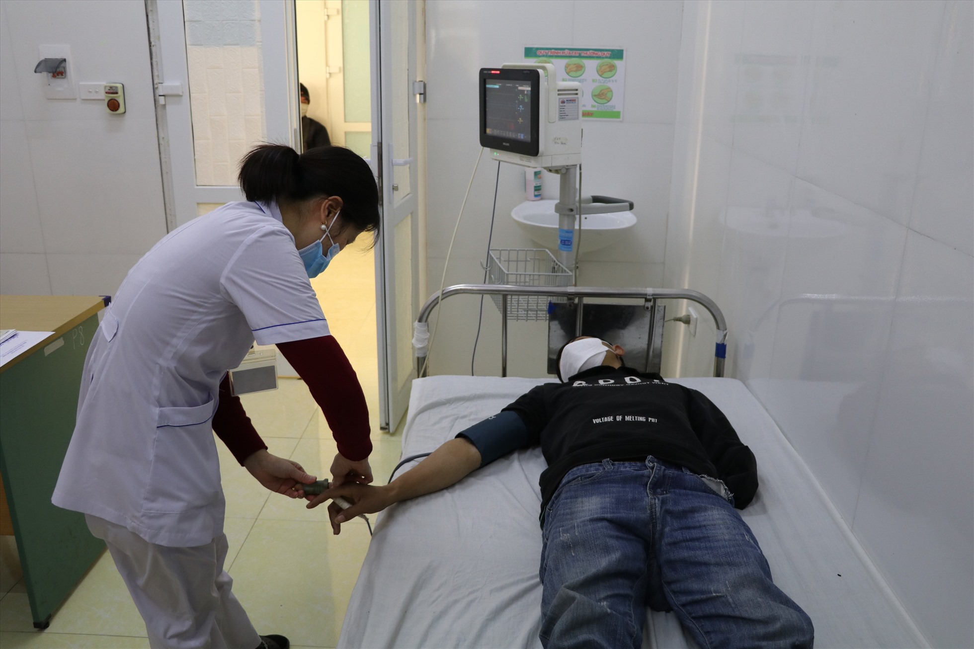 Mặc dù hơn 2 tháng nay bị nợ lương nhưng các cán bộ, nhân viên tại Bệnh viện Đa khoa huyện Nho Quan (Ninh Bình) vẫn tích cực tham gia khám chữa bệnh cho người dân. Ảnh: Nguyễn Trường