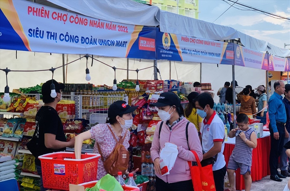 Phiên chợ công nhân do Liên đoàn Lao động quận Hải Châu, thành phố Đà Nẵng tổ chức mang lại nhiều lợi ích cho đoàn viên, người lao động. Ảnh: Tường Minh