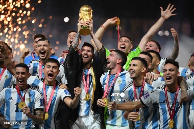 Fan hâm mộ của Messi hãy không bỏ lỡ hình ảnh Messi World Cup 2022 fans để đón chờ màn trình diễn đầy bùng nổ của ngôi sao này tại giải World Cup sắp tới. Cùng chờ đợi và tích cực ủng hộ Messi và đội tuyển Argentina đoạt vé đi tiếp nhé!