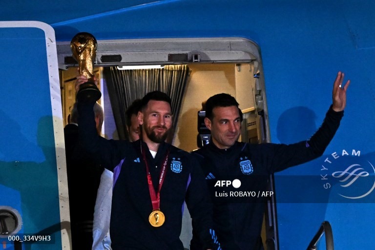 Messi và huấn luyện viên Scaloni dẫn đầu đoàn, bước ra khỏi máy bay trong sự chào đón nồng nhiệt của người hâm mộ nước nhà.