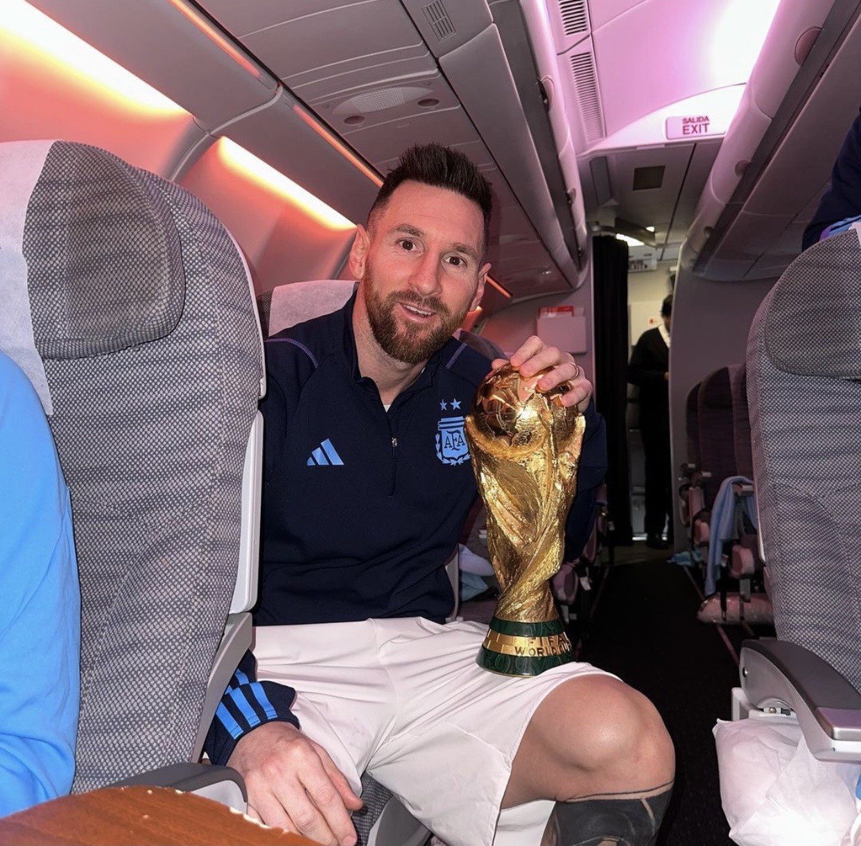 Biển người khuấy động khán đài, mỗi suất bàn thắng cũng vang lên như một trận động đất khi Messi tham gia giải đấu. Bên cạnh đó là chiếc cúp vô địch giàu ý nghĩa đang chờ đợi sự xuất sắc của siêu sao Argentina. Click vào hình ảnh để trải nghiệm những giây phút khó quên bên cạnh Messi và chỉ có ở World Cup.