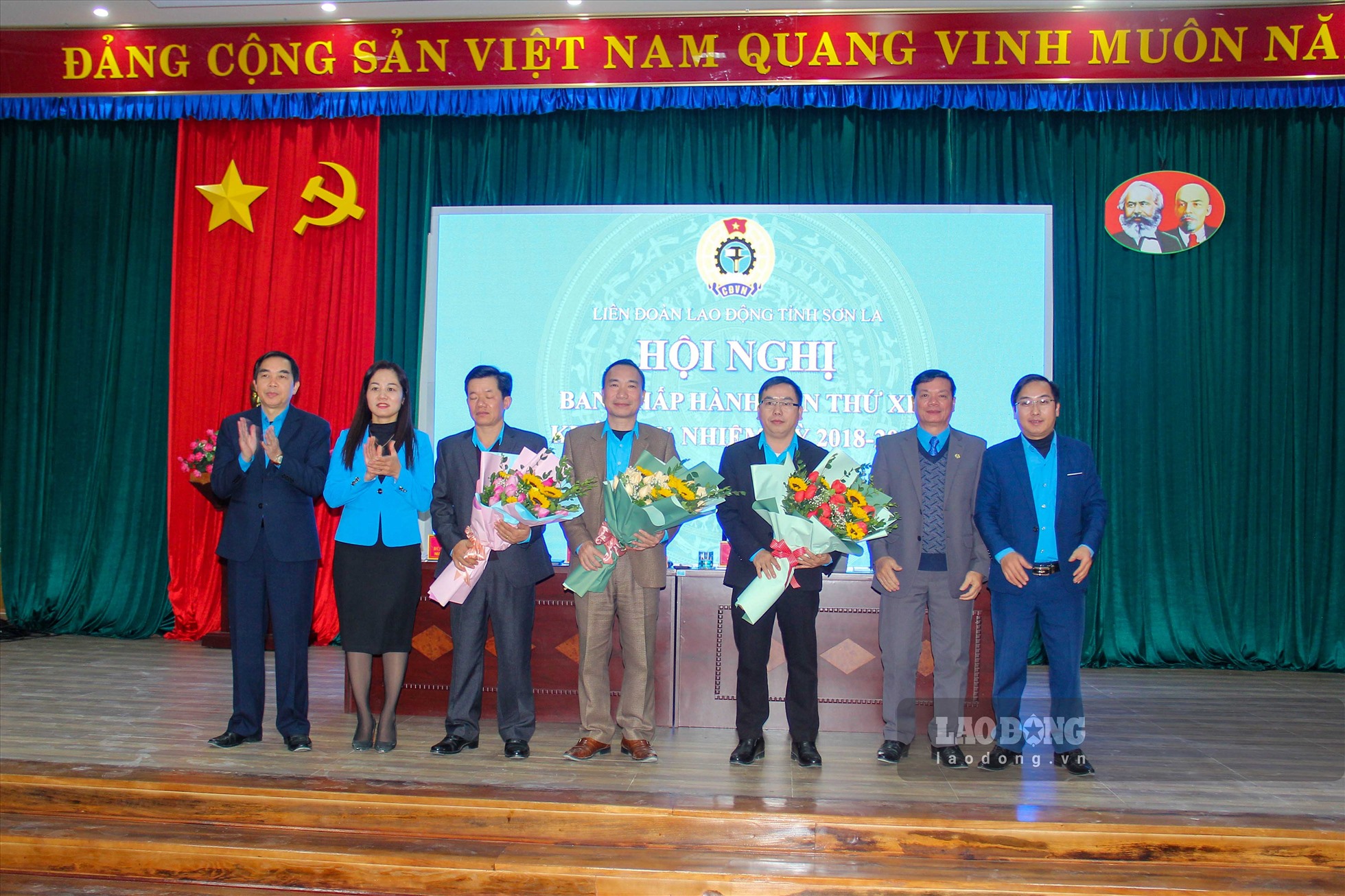 3 đại biểu mới thuộc Ban chấp hành LĐLĐ tỉnh Sơn La nhận hoa chúc mừng.