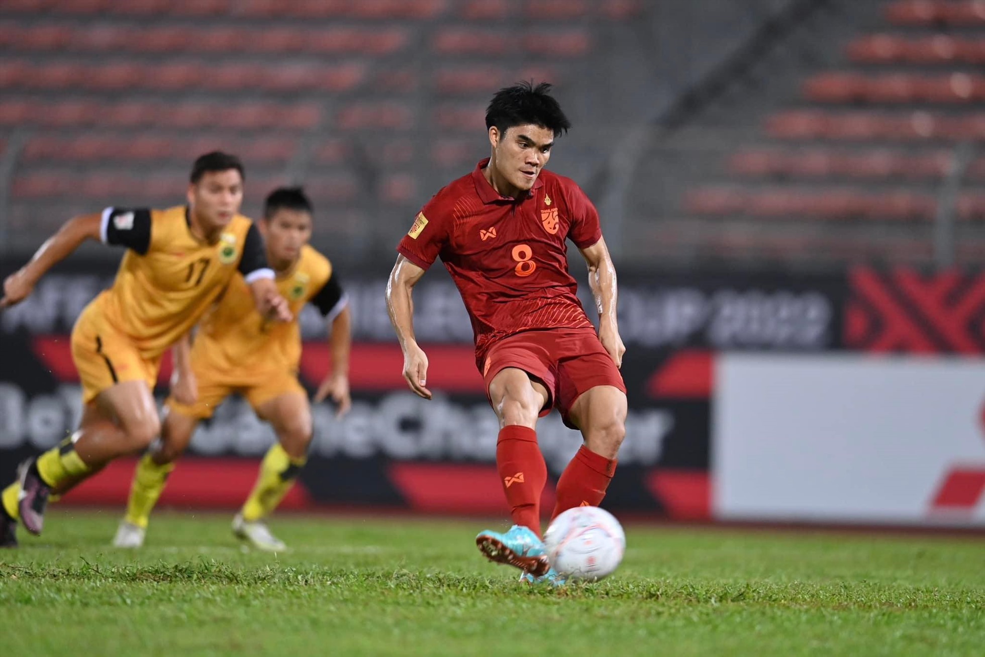 Peeradol ghi cú đúp bàn thắng vào lưới Brunei trong những phút cuối trận. Ảnh: FAT