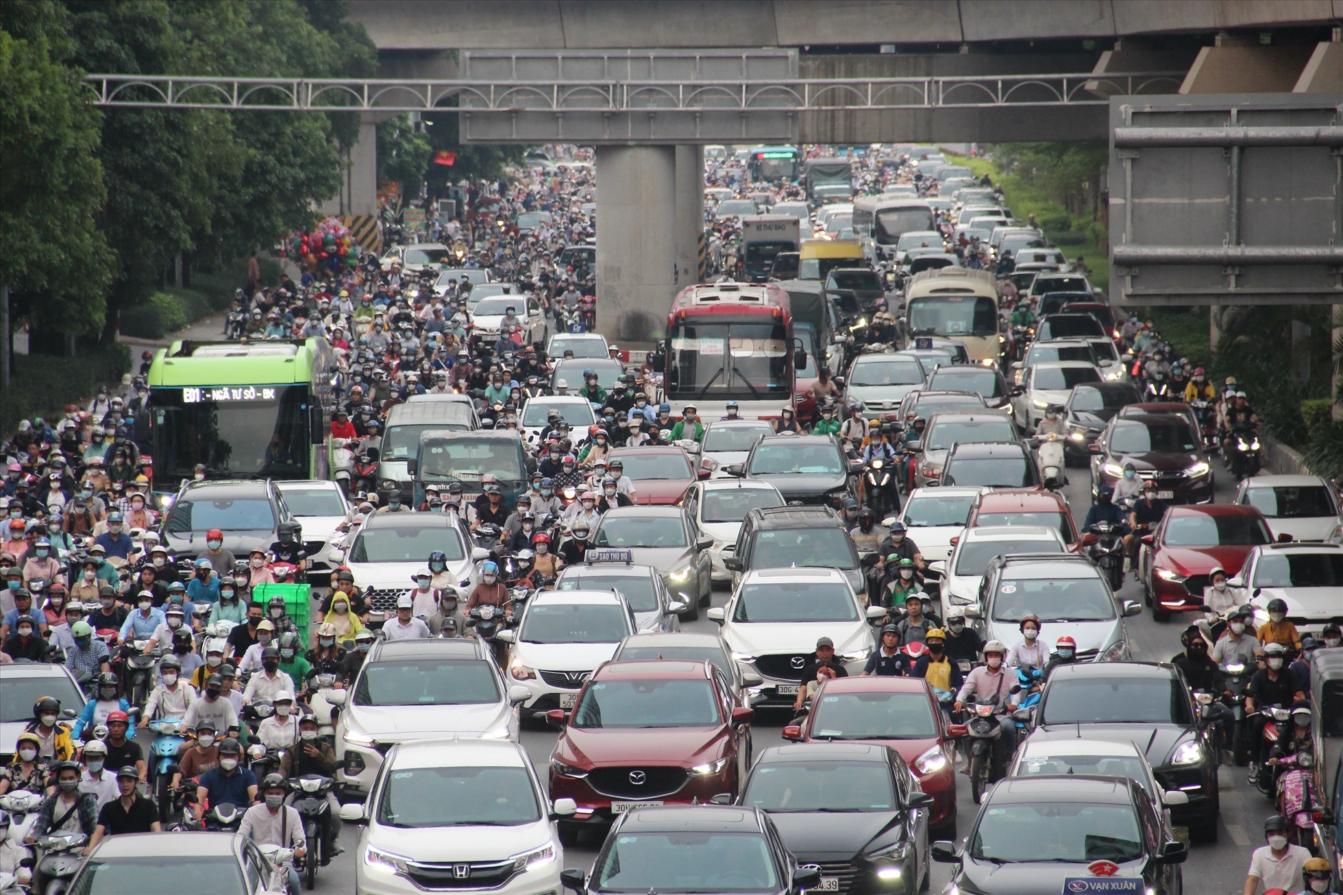 Các phương tiện vẫn mạnh ai nấy đi, không chấp hành phân làn trên đường Nguyễn Trãi. Ảnh: Phạm Đông