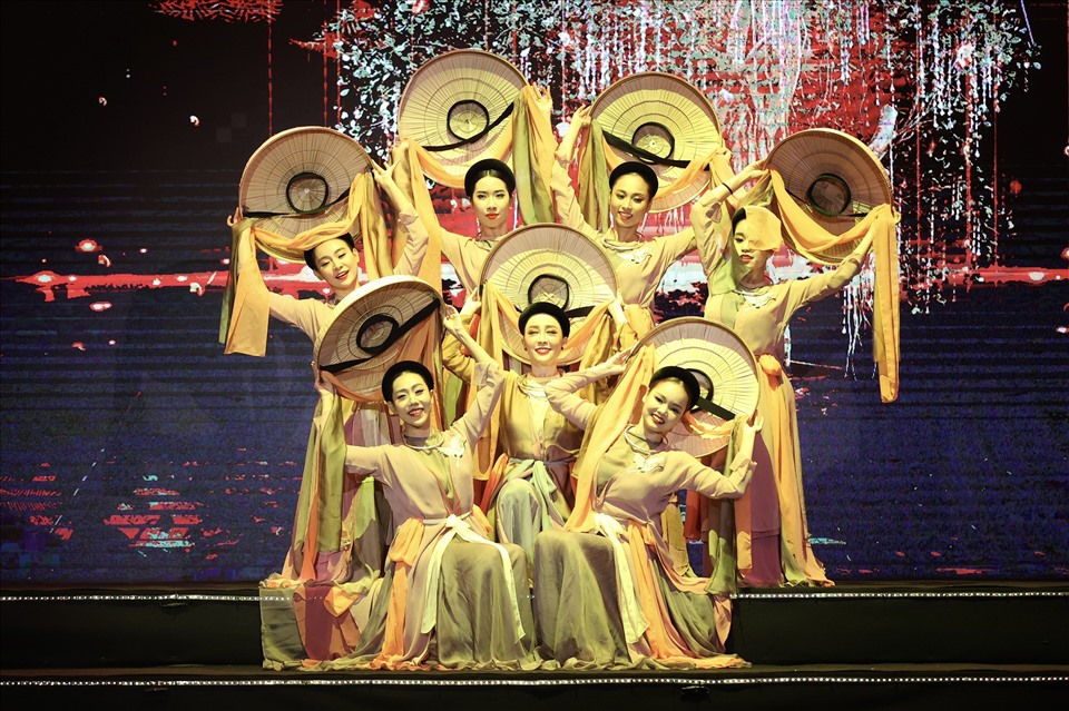 Diễn viên múa Linh Nga và vũ đoàn biểu diễn tại Lễ trao giải VinFuture 2022.