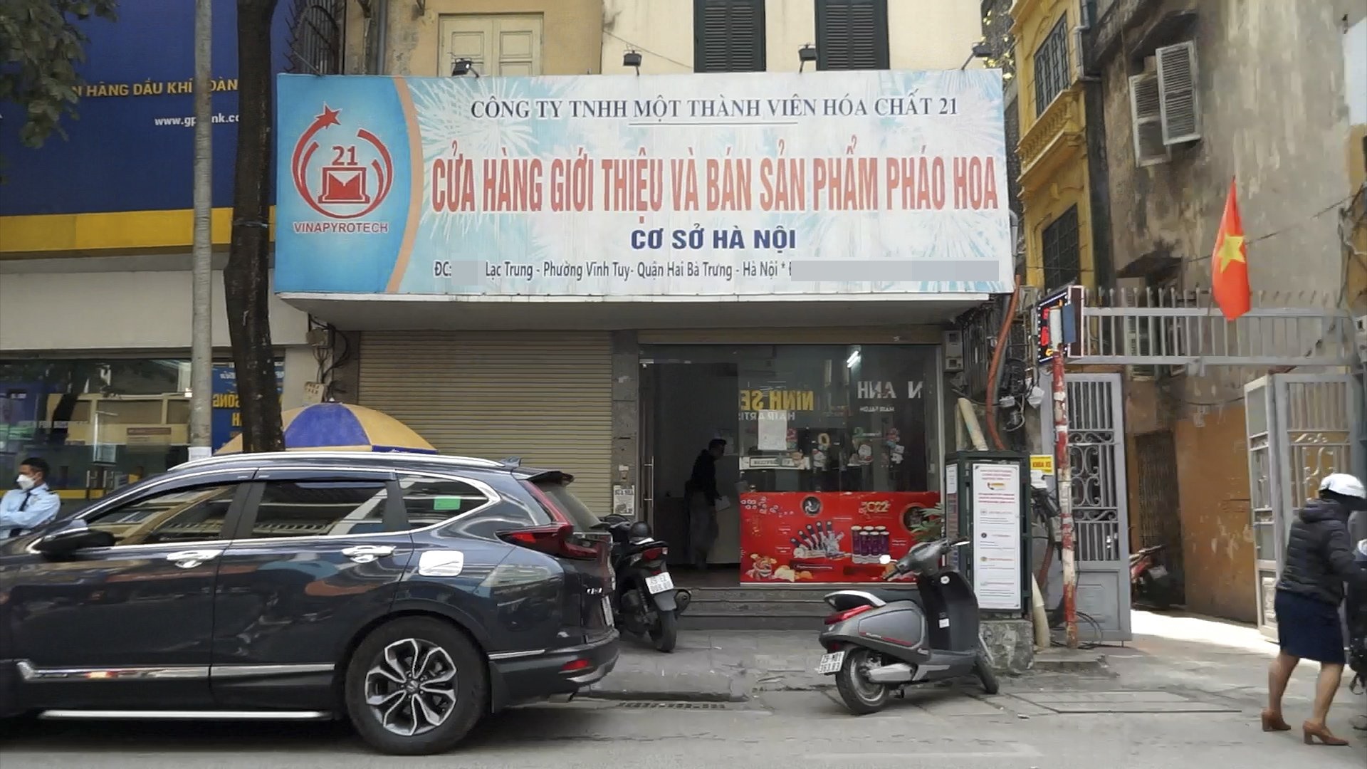 Cửa hàng kinh doanh pháo hoa trên phố Lạc Trung. Ảnh: TG
