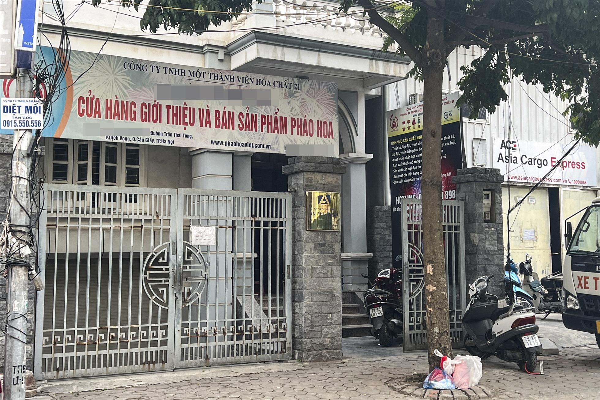 Cửa hàng kinh doanh pháo hoa ở khu đô thị Dịch Vọng. Ảnh: TG