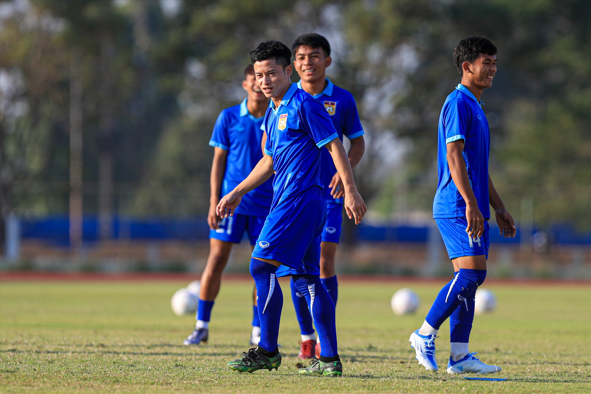 “Messi Lào” Vongchiengkham tươi cười khi tập luyện cùng các đàn em. Anh cùng Billy Ketkeophomphone và thủ môn là 3 cầu thủ trên 23 tuổi của đội tuyển Lào lúc này.