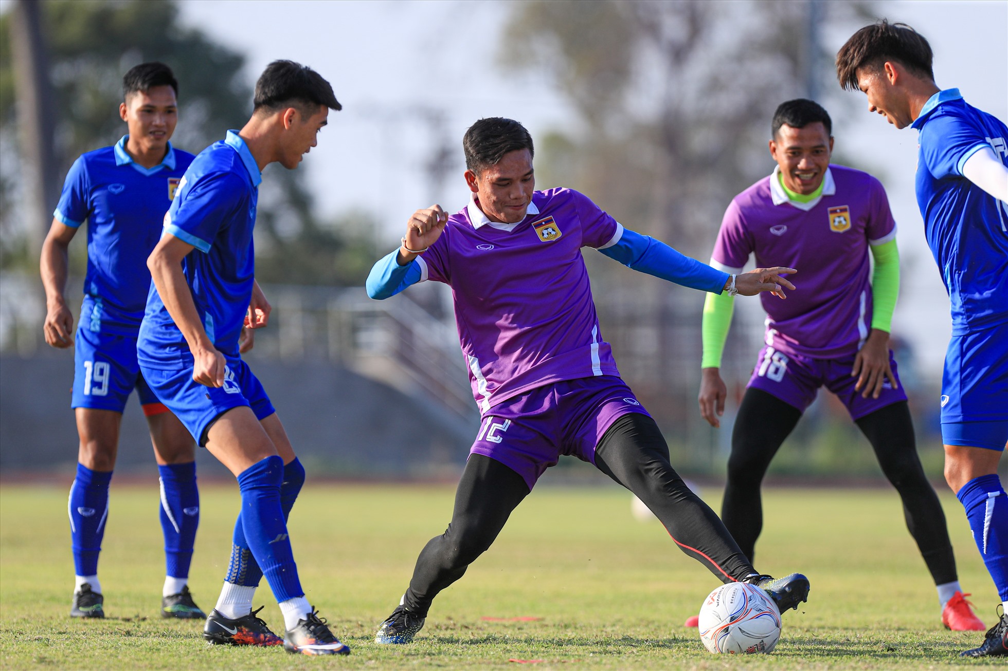 Các cầu thủ Lào tươi cười tập luyện trong buổi tập cuối cùng trước trận đấu.