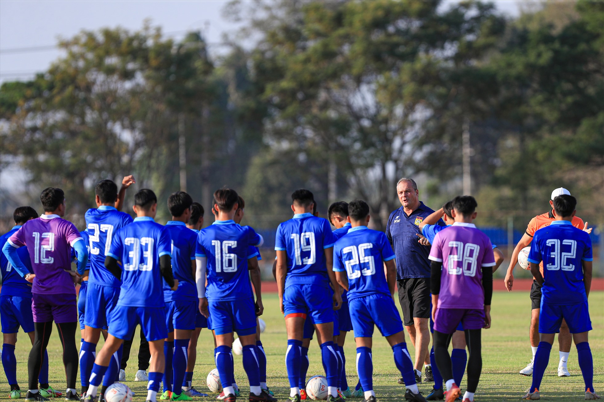 Chiều nay (20.12), đội tuyển Lào đã có buổi tập cuối cùng chuẩn bị cho trận đấu gặp đội tuyển Việt Nam tại AFF Cup 2022. Trận đấu diễn ra lúc 19h30 trên sân vận động mới quốc gia Lào.
