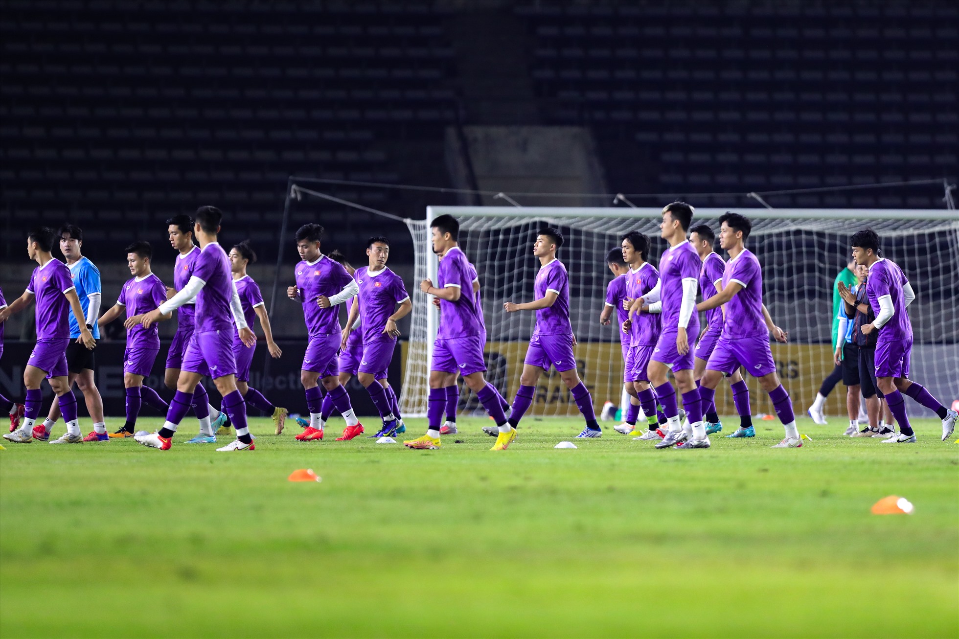 Chiều nay (20.12), đội tuyển Việt Nam đã có buổi tập làm quen sân thi đấu tại sân vận động quốc gia Lào.