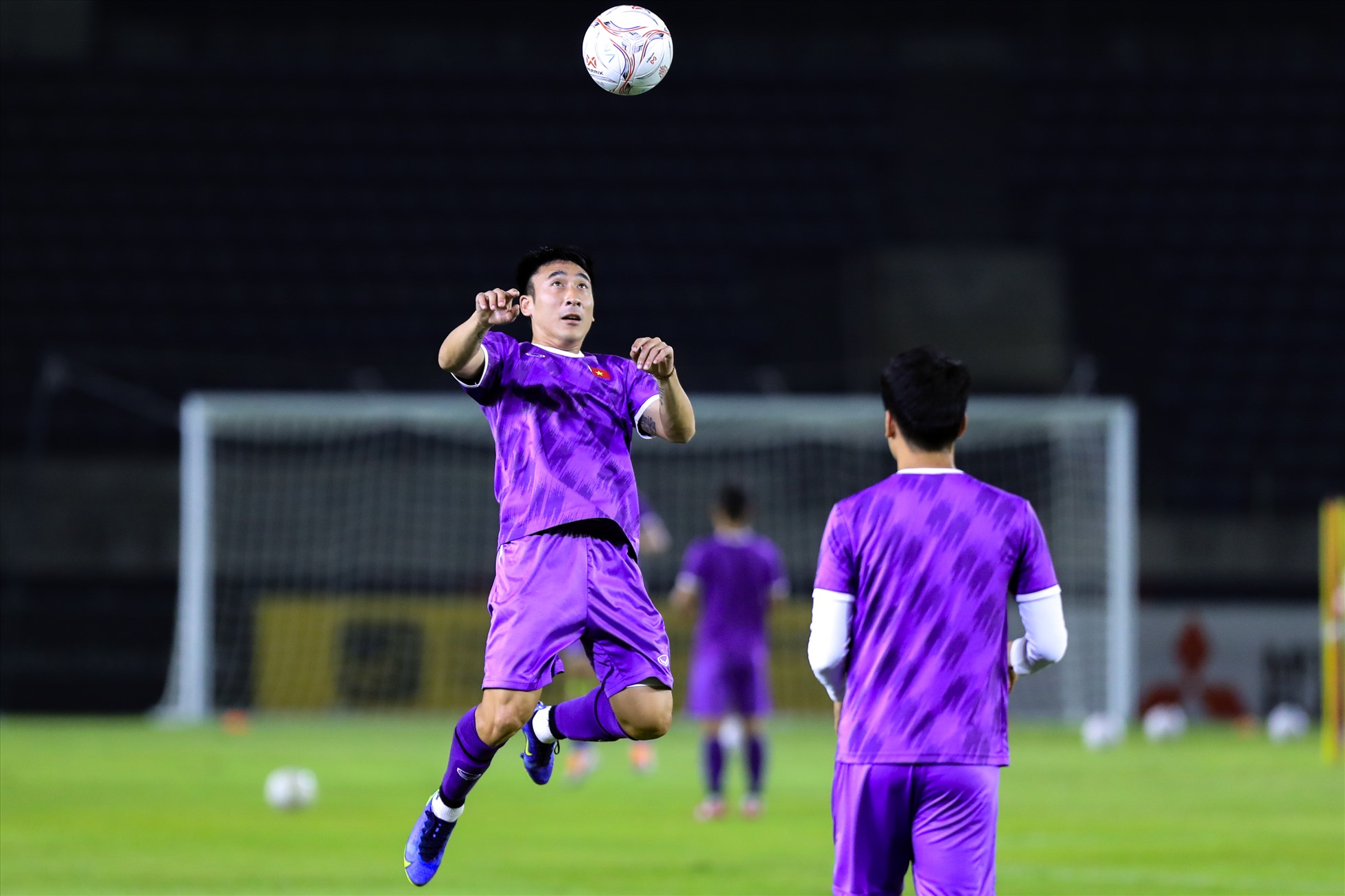 Sau phần khởi động nhẹ, các cầu thủ tuyển Việt Nam chia cặp chuyền bóng cho nhau để làm quen với mặt sân thi đấu.