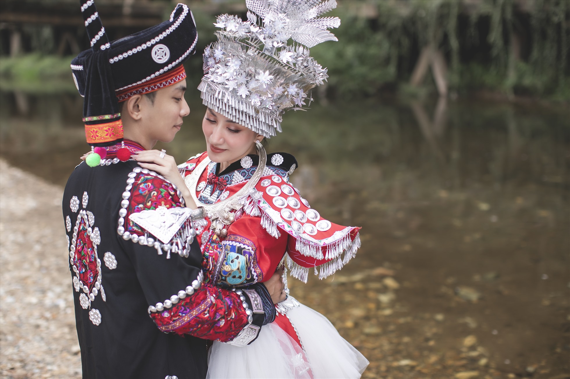 “Có thể tôi không có chiều sâu, trải nghiệm như người đàn ông trưởng thành ở độ tuổi của Thi, nhưng cô ấy vẫn chấp nhận, cái đó là quan trọng. Càng ở bên nhau lâu, chúng tôi càng yêu nhau“, Phan Hiển cho biết.