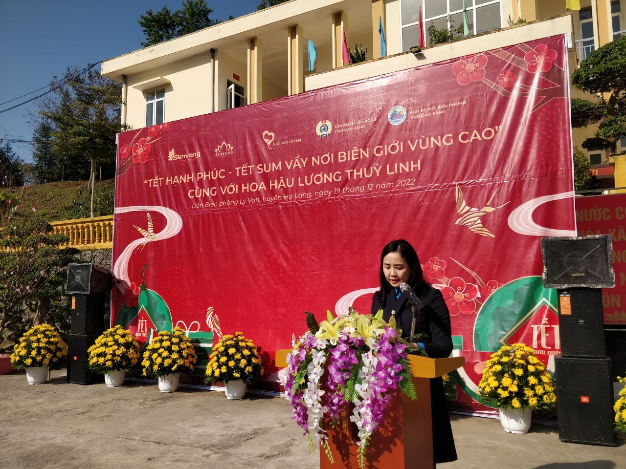 Bà Lý Thị Huệ - Chủ tịch LĐLĐ tỉnh Cao Bằng phát biểu tại buổi lễ.