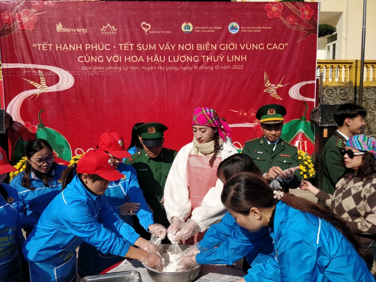 Cán bộ, công nhân viên LĐLĐ tỉnh Cao Bằng cùng Hoa hậu Lương Thuỳ Linh chung tay làm bánh khảo.