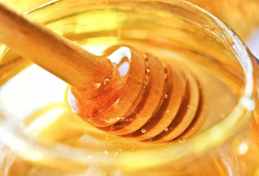 Nên thay thế đường tinh luyện bằng chất tạo làm ngọt tự nhiên như mật ong,… Ảnh: Xinhua