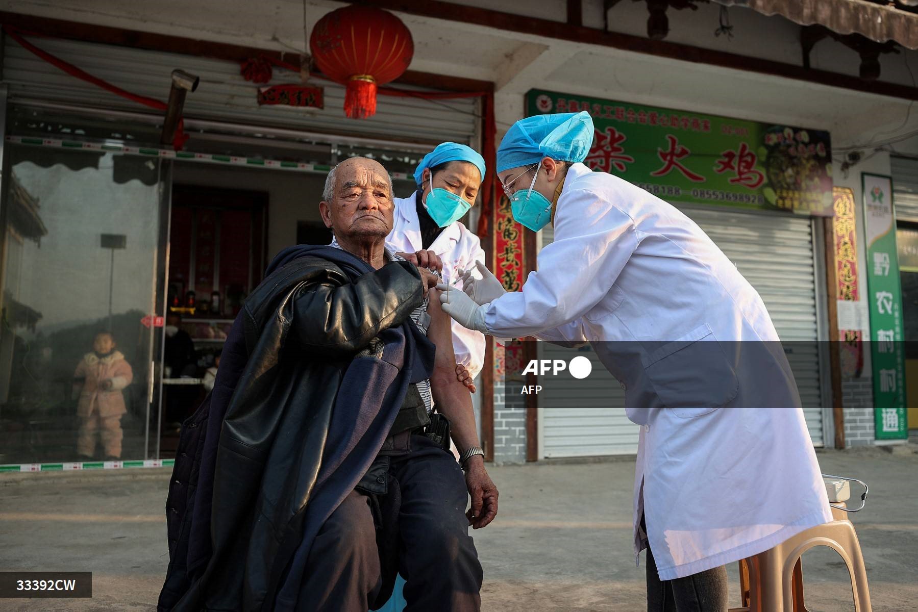 Một cư dân Quý Châu, Trung Quốc được tiêm vaccine COVID-19. Ảnh: AFP