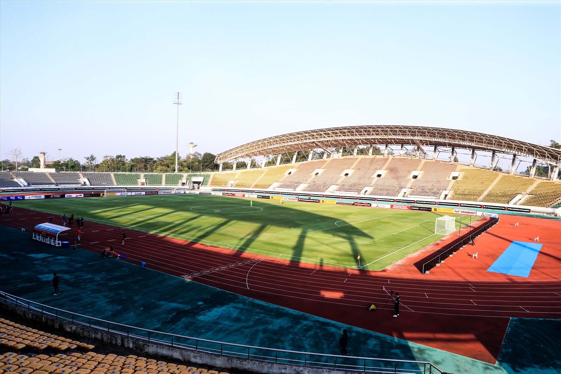 Dù vậy, bên trong sân vận động, thảm cỏ được chăm sóc khá kỹ lưỡng chuẩn bị cho trận mở màn AFF Cup 2022 giữa đội tuyển Lào và Việt Nam.