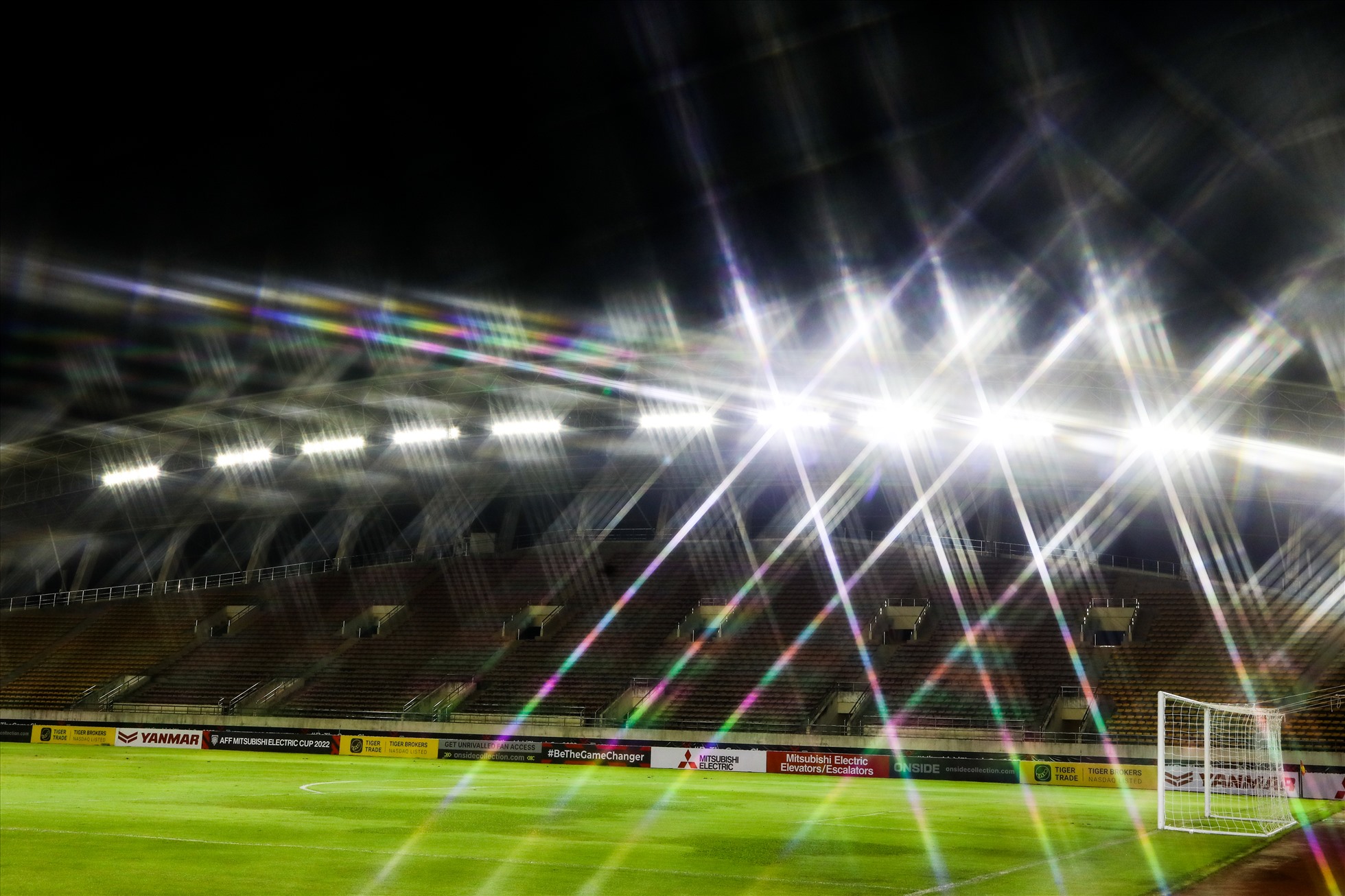 Sân sử dụng hệ thống đèn chiếu sáng công suất lớn ở 4 góc và 2 bên khán đài A, B nhằm đảm bảo chất lượng ánh sáng đồng đều giúp các cầu thủ thi đấu trong điều kiện ánh sáng tốt nhất.