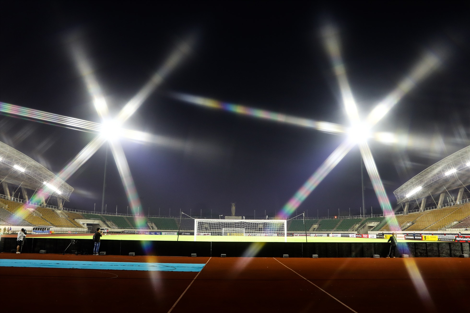 Sân vận động quốc gia Lào khi lên đèn.