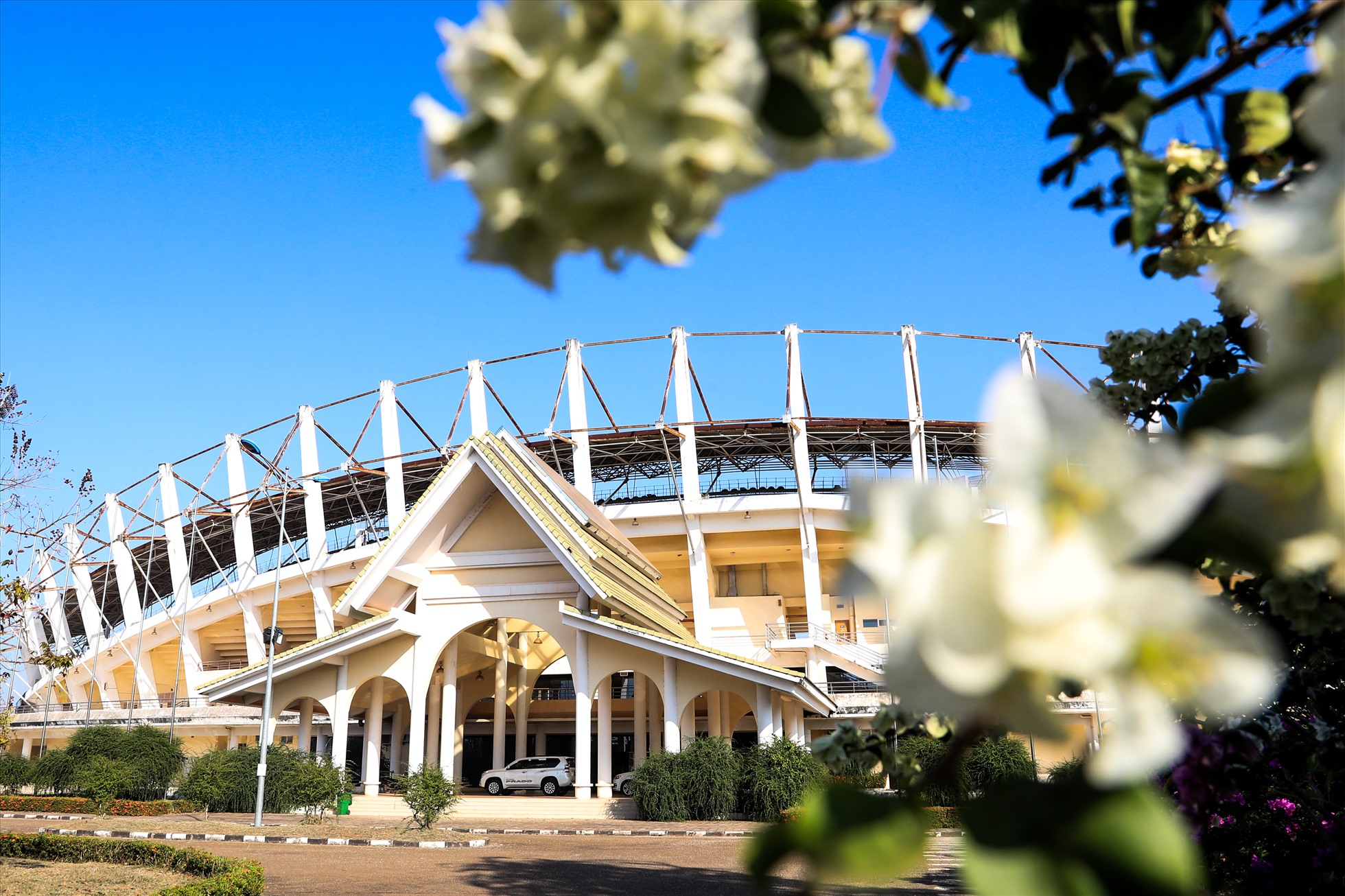 Sân vận động quốc gia Lào mới được khánh thành năm 2009 phục vụ SEA Games. Đây là sân vận động có sức chứa 25.000 chỗ ngồi.