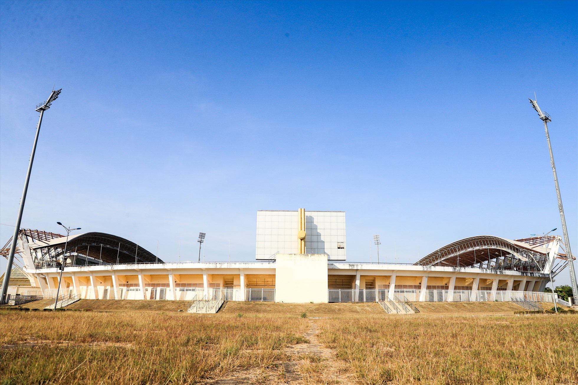 Sân vận động nằm trong khuôn viên khu liên hiệp thể thao quốc gia Lào rộng hàng chục héc ta.