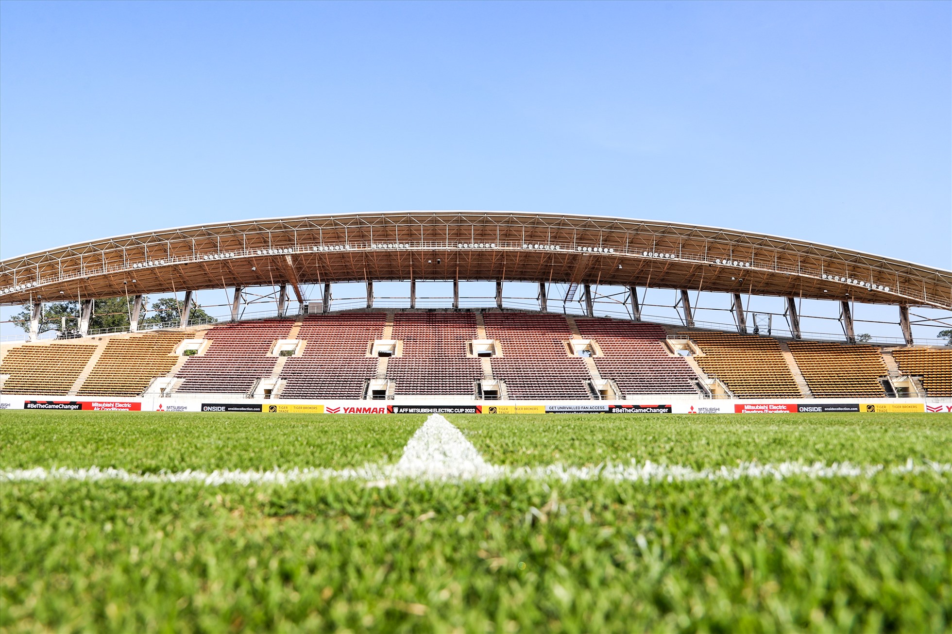 Cận cảnh mặt cỏ xanh mướt của sân vận động động quốc gia Lào.