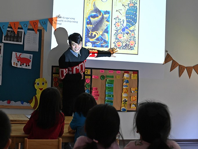 Hàng ngày trong tuần Đức đều đến dạy các bé học vẽ ở trung tâm Ocean Harmony.