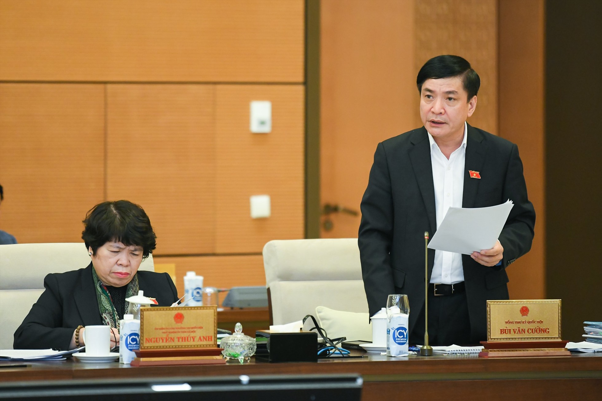 Tổng Thư ký Quốc hội Bùi Văn Cường báo cáo tại phiên họp. Ảnh: Phạm Thắng