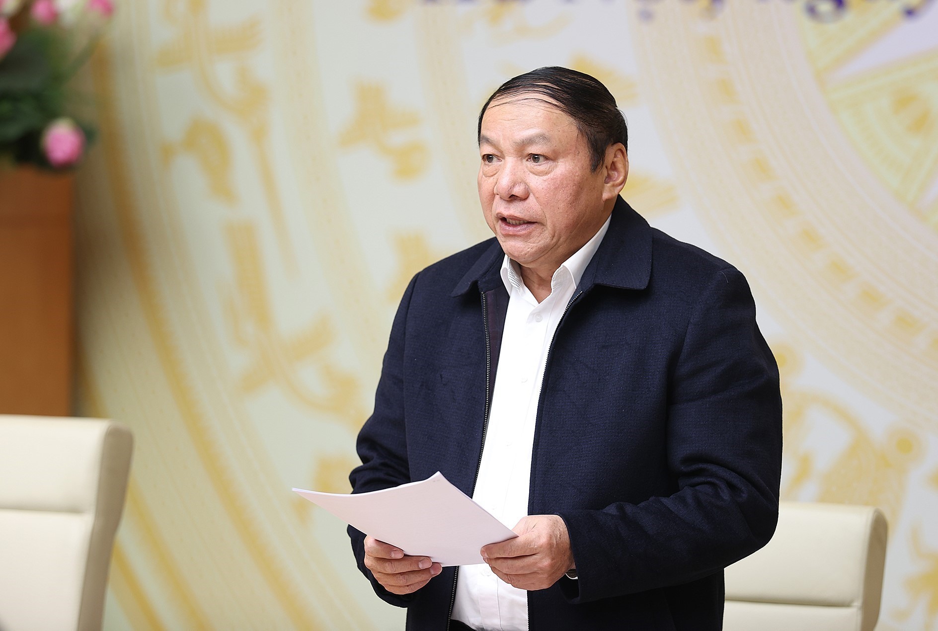 Bộ trưởng Bộ Văn hoá Thể thao và Du lịch Nguyễn Văn Hùng báo cáo tại Hội nghị. Ảnh: Nhật Bắc